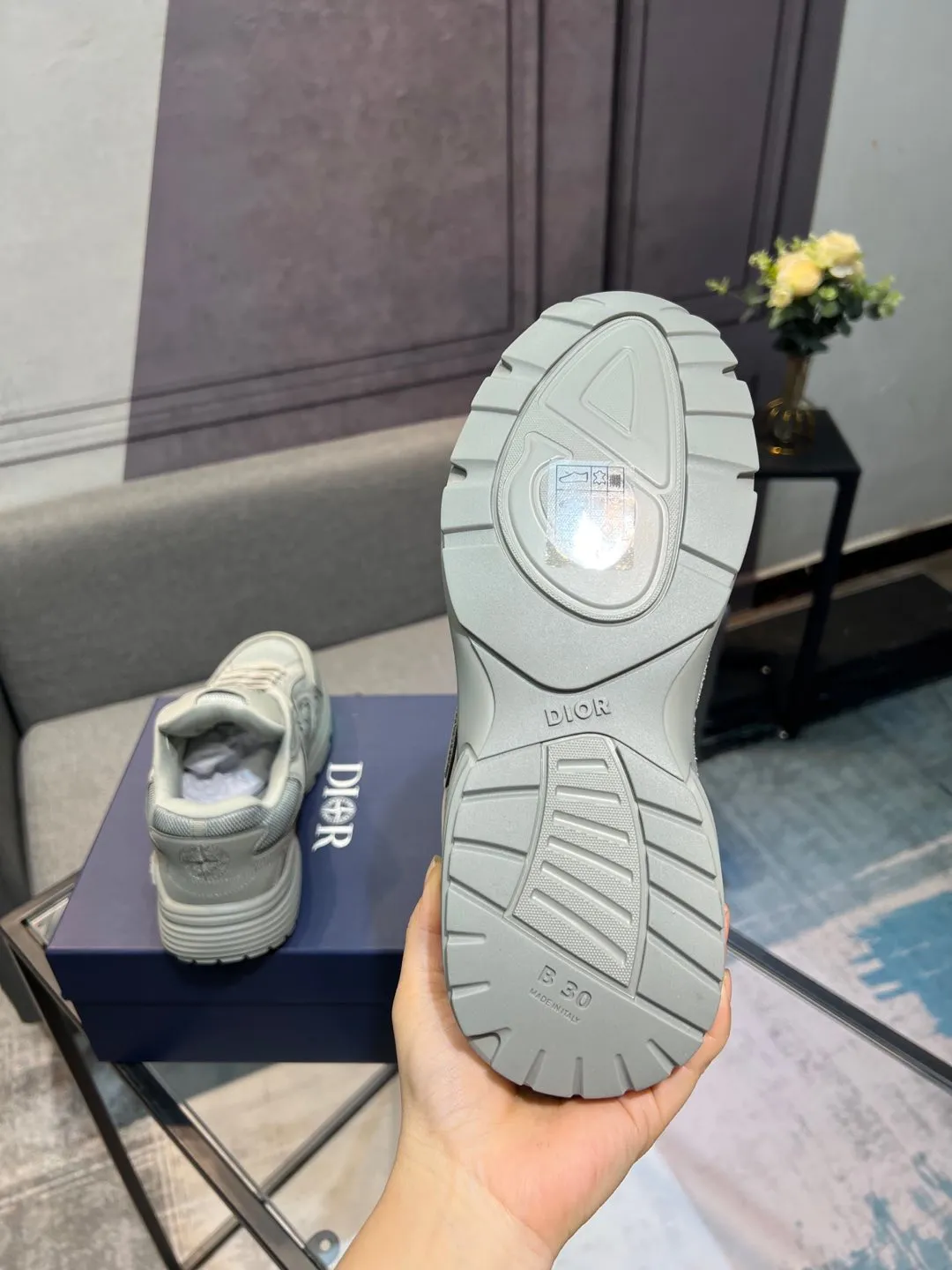 Men's shoes 💰600 high version joint model 🍸 Dior Dior The Island co-branded B30 sneakers follow the trend of the retro market and are Dad Shoes style shoes. The Dior logo on the tongue also indicates that this pair of shoes is the B30 model! B30 uses fine-textured leather and mesh cloth materials to form a shoe body. There are conspicuous letters CD on both sides of the shoe body to indicate the identity. Many lines on the shoe body outline the details, making the shoes look less monotonous and full of retro flavor. ♺ Upper: Original customized technical fabric + mesh ♺ Inner lining: Original customized breathable lining ♺ Outsole: Original molded IP foam + TPU outsole ♺ Heel height: 3.5cm ♺Code number: 39-44 (45 46 customized)